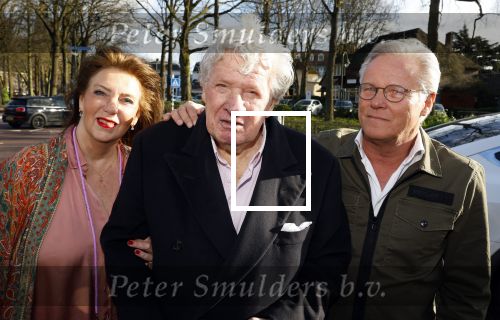 Laren 7 februari 2022
Boekpresentatie van Willibrord Frequin in het bonte paard. Rene v d Gijp reikte het eerste exemplaar uit . Fons de Poel is de schrijver.
