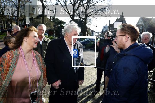 Laren 7 februari 2022
Boekpresentatie van Willibrord Frequin in het bonte paard. Rene v d Gijp reikte het eerste exemplaar uit . Fons de Poel is de schrijver.