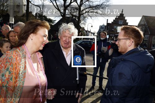 Laren 7 februari 2022
Boekpresentatie van Willibrord Frequin in het bonte paard. Rene v d Gijp reikte het eerste exemplaar uit . Fons de Poel is de schrijver.