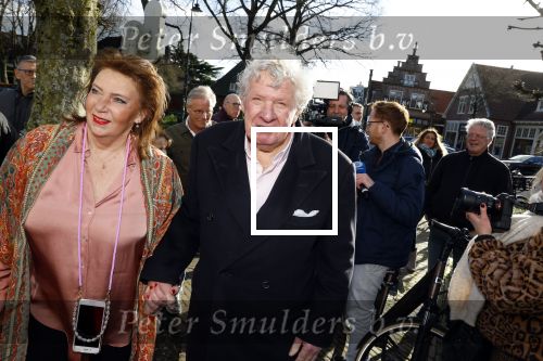 Laren 7 februari 2022
Boekpresentatie van Willibrord Frequin in het bonte paard. Rene v d Gijp reikte het eerste exemplaar uit . Fons de Poel is de schrijver.