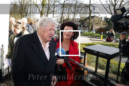 Laren 7 februari 2022
Boekpresentatie van Willibrord Frequin in het bonte paard. Rene v d Gijp reikte het eerste exemplaar uit . Fons de Poel is de schrijver.