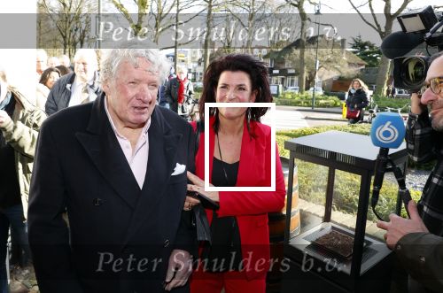 Laren 7 februari 2022
Boekpresentatie van Willibrord Frequin in het bonte paard. Rene v d Gijp reikte het eerste exemplaar uit . Fons de Poel is de schrijver.