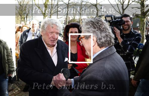 Laren 7 februari 2022
Boekpresentatie van Willibrord Frequin in het bonte paard. Rene v d Gijp reikte het eerste exemplaar uit . Fons de Poel is de schrijver.