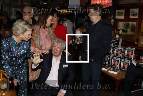 Laren 7 februari 2022
Boekpresentatie van Willibrord Frequin in het bonte paard. Rene v d Gijp reikte het eerste exemplaar uit . Fons de Poel is de schrijver.