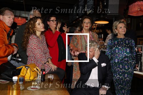 Laren 7 februari 2022
Boekpresentatie van Willibrord Frequin in het bonte paard. Rene v d Gijp reikte het eerste exemplaar uit . Fons de Poel is de schrijver.