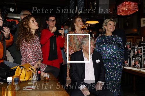 Laren 7 februari 2022
Boekpresentatie van Willibrord Frequin in het bonte paard. Rene v d Gijp reikte het eerste exemplaar uit . Fons de Poel is de schrijver.