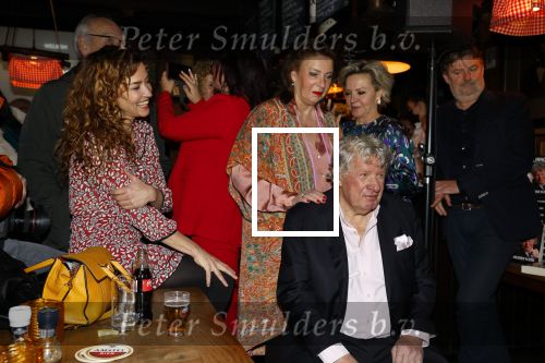 Laren 7 februari 2022
Boekpresentatie van Willibrord Frequin in het bonte paard. Rene v d Gijp reikte het eerste exemplaar uit . Fons de Poel is de schrijver.