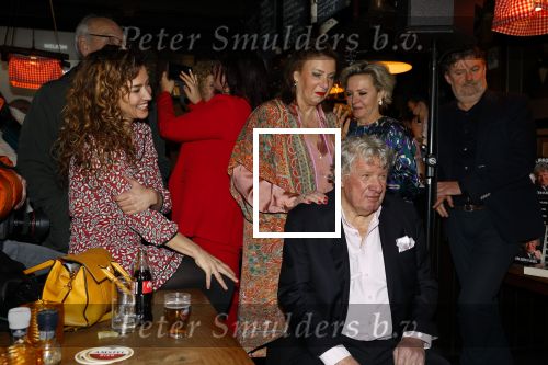 Laren 7 februari 2022
Boekpresentatie van Willibrord Frequin in het bonte paard. Rene v d Gijp reikte het eerste exemplaar uit . Fons de Poel is de schrijver.