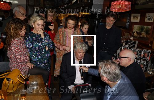 Laren 7 februari 2022
Boekpresentatie van Willibrord Frequin in het bonte paard. Rene v d Gijp reikte het eerste exemplaar uit . Fons de Poel is de schrijver.