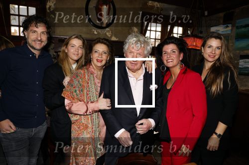 Laren 7 februari 2022
Boekpresentatie van Willibrord Frequin in het bonte paard. Rene v d Gijp reikte het eerste exemplaar uit . Fons de Poel is de schrijver. Willibrord met vrouw en kinderen