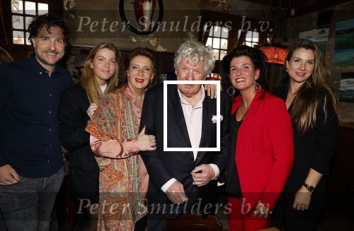 Laren 7 februari 2022
Boekpresentatie van Willibrord Frequin in het bonte paard. Rene v d Gijp reikte het eerste exemplaar uit . Fons de Poel is de schrijver. Willibrord met vrouw en kinderen
