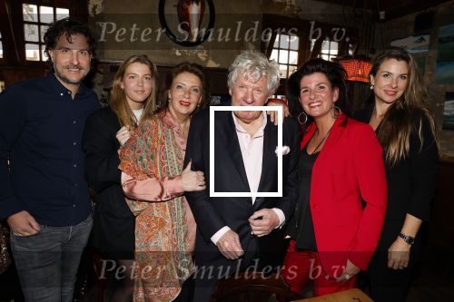 Laren 7 februari 2022
Boekpresentatie van Willibrord Frequin in het bonte paard. Rene v d Gijp reikte het eerste exemplaar uit . Fons de Poel is de schrijver. Willibrord met vrouw en kinderen