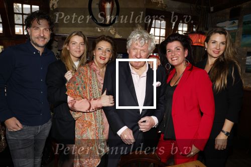Laren 7 februari 2022
Boekpresentatie van Willibrord Frequin in het bonte paard. Rene v d Gijp reikte het eerste exemplaar uit . Fons de Poel is de schrijver. Willibrord met vrouw en kinderen
