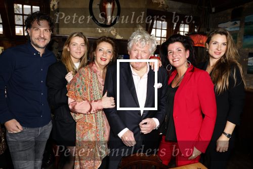 Laren 7 februari 2022
Boekpresentatie van Willibrord Frequin in het bonte paard. Rene v d Gijp reikte het eerste exemplaar uit . Fons de Poel is de schrijver. Willibrord met vrouw en kinderen