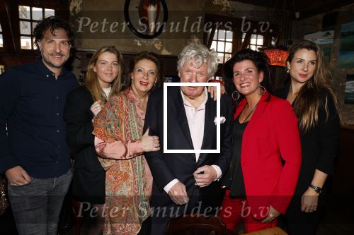 Laren 7 februari 2022
Boekpresentatie van Willibrord Frequin in het bonte paard. Rene v d Gijp reikte het eerste exemplaar uit . Fons de Poel is de schrijver. Willibrord met vrouw en kinderen