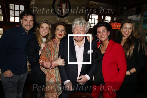 Laren 7 februari 2022
Boekpresentatie van Willibrord Frequin in het bonte paard. Rene v d Gijp reikte het eerste exemplaar uit . Fons de Poel is de schrijver. Willibrord met vrouw en kinderen