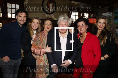 Laren 7 februari 2022
Boekpresentatie van Willibrord Frequin in het bonte paard. Rene v d Gijp reikte het eerste exemplaar uit . Fons de Poel is de schrijver. Willibrord met vrouw en kinderen