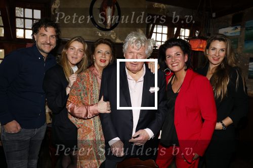 Laren 7 februari 2022
Boekpresentatie van Willibrord Frequin in het bonte paard. Rene v d Gijp reikte het eerste exemplaar uit . Fons de Poel is de schrijver. Willibrord met vrouw en kinderen
