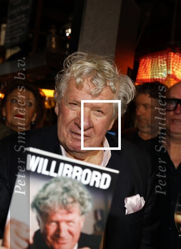 Laren 7 februari 2022
Boekpresentatie van Willibrord Frequin in het bonte paard. Rene v d Gijp reikte het eerste exemplaar uit . Fons de Poel is de schrijver.