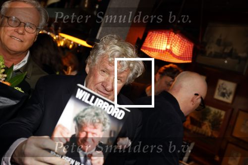 Laren 7 februari 2022
Boekpresentatie van Willibrord Frequin in het bonte paard. Rene v d Gijp reikte het eerste exemplaar uit . Fons de Poel is de schrijver.