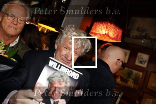 Laren 7 februari 2022
Boekpresentatie van Willibrord Frequin in het bonte paard. Rene v d Gijp reikte het eerste exemplaar uit . Fons de Poel is de schrijver.