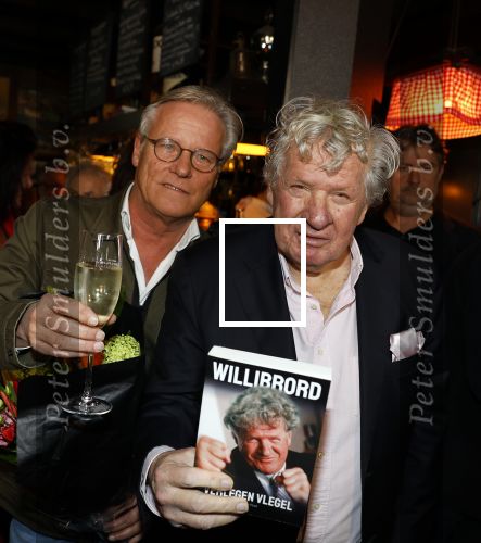 Laren 7 februari 2022
Boekpresentatie van Willibrord Frequin in het bonte paard. Rene v d Gijp reikte het eerste exemplaar uit . Fons de Poel is de schrijver.