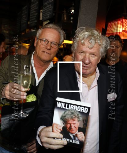 Laren 7 februari 2022
Boekpresentatie van Willibrord Frequin in het bonte paard. Rene v d Gijp reikte het eerste exemplaar uit . Fons de Poel is de schrijver.