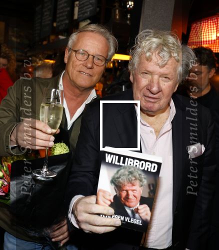 Laren 7 februari 2022
Boekpresentatie van Willibrord Frequin in het bonte paard. Rene v d Gijp reikte het eerste exemplaar uit . Fons de Poel is de schrijver.