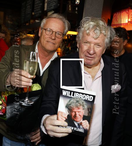 Laren 7 februari 2022
Boekpresentatie van Willibrord Frequin in het bonte paard. Rene v d Gijp reikte het eerste exemplaar uit . Fons de Poel is de schrijver.