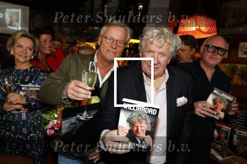 Laren 7 februari 2022
Boekpresentatie van Willibrord Frequin in het bonte paard. Rene v d Gijp reikte het eerste exemplaar uit . Fons de Poel is de schrijver.