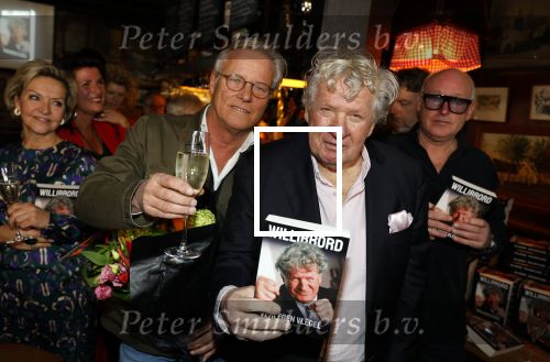 Laren 7 februari 2022
Boekpresentatie van Willibrord Frequin in het bonte paard. Rene v d Gijp reikte het eerste exemplaar uit . Fons de Poel is de schrijver.