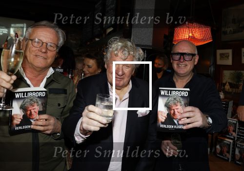 Laren 7 februari 2022
Boekpresentatie van Willibrord Frequin in het bonte paard. Rene v d Gijp reikte het eerste exemplaar uit . Fons de Poel is de schrijver.