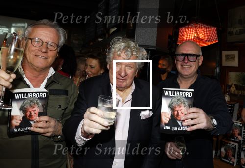 Laren 7 februari 2022
Boekpresentatie van Willibrord Frequin in het bonte paard. Rene v d Gijp reikte het eerste exemplaar uit . Fons de Poel is de schrijver.