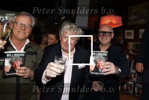 Laren 7 februari 2022
Boekpresentatie van Willibrord Frequin in het bonte paard. Rene v d Gijp reikte het eerste exemplaar uit . Fons de Poel is de schrijver.