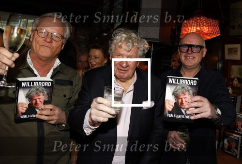 Laren 7 februari 2022
Boekpresentatie van Willibrord Frequin in het bonte paard. Rene v d Gijp reikte het eerste exemplaar uit . Fons de Poel is de schrijver.