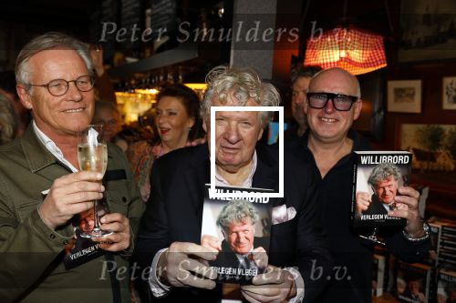 Laren 7 februari 2022
Boekpresentatie van Willibrord Frequin in het bonte paard. Rene v d Gijp reikte het eerste exemplaar uit . Fons de Poel is de schrijver.