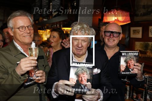 Laren 7 februari 2022
Boekpresentatie van Willibrord Frequin in het bonte paard. Rene v d Gijp reikte het eerste exemplaar uit . Fons de Poel is de schrijver.