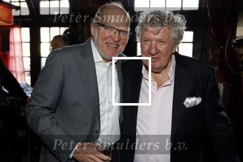 Laren 7 februari 2022
Boekpresentatie van Willibrord Frequin in het bonte paard. Rene v d Gijp reikte het eerste exemplaar uit . Fons de Poel is de schrijver. Willibrord en Willy v d Kerkhof