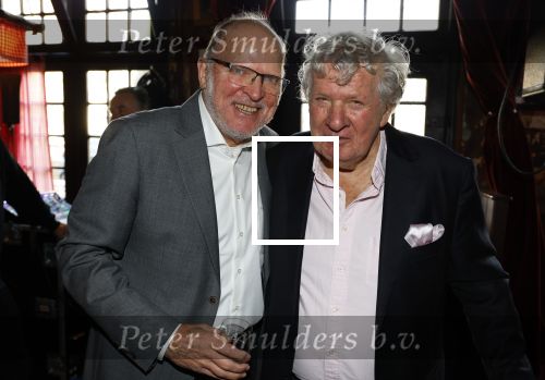 Laren 7 februari 2022
Boekpresentatie van Willibrord Frequin in het bonte paard. Rene v d Gijp reikte het eerste exemplaar uit . Fons de Poel is de schrijver. Willibrord en Willy v d Kerkhof