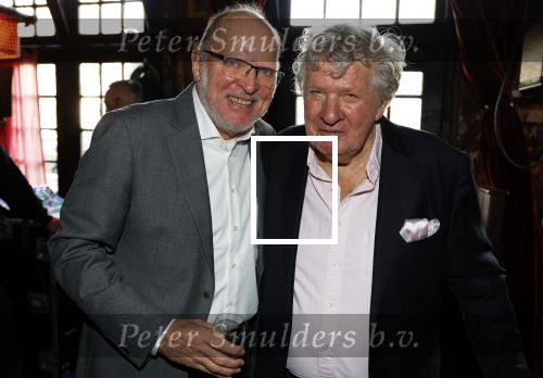 Laren 7 februari 2022
Boekpresentatie van Willibrord Frequin in het bonte paard. Rene v d Gijp reikte het eerste exemplaar uit . Fons de Poel is de schrijver. Willibrord en Willy v d Kerkhof