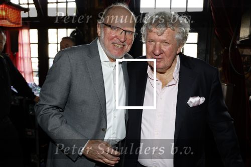 Laren 7 februari 2022
Boekpresentatie van Willibrord Frequin in het bonte paard. Rene v d Gijp reikte het eerste exemplaar uit . Fons de Poel is de schrijver. Willibrord en Willy v d Kerkhof