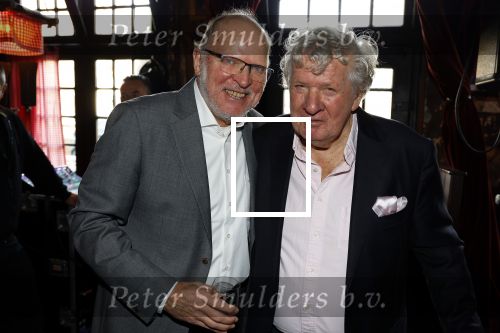 Laren 7 februari 2022
Boekpresentatie van Willibrord Frequin in het bonte paard. Rene v d Gijp reikte het eerste exemplaar uit . Fons de Poel is de schrijver. Willibrord en Willy v d Kerkhof