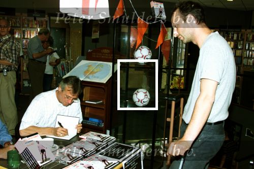 Helmond, 1 juni 2002
Willy v d Kuylen signeert zijn boek naast hem auteur
Jan Winkelmolen



PETER SMULDERS BV