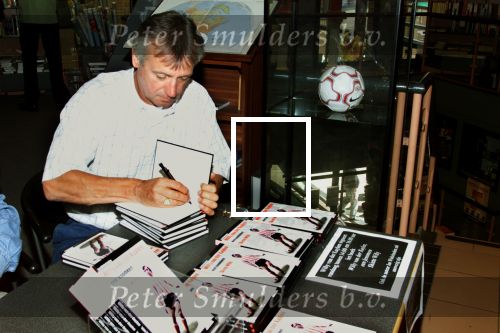 Helmond, 1 juni 2002
Willy v d Kuylen signeert zijn boek naast hem auteur
Jan Winkelmolen



PETER SMULDERS BV