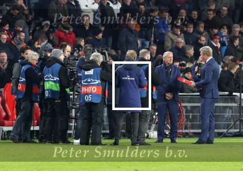 Eindhoven, 6 December 2016 Laatse groepswedstrijd in de Champions League Seizoen 2016/2017 PSV-FC Rostov, eindstand 0-0 en uitschakeling voor het gehele Europese Voetbal.
Willy v d Kuylen ontvangt uit handen van Marcel Brands een fotoboek