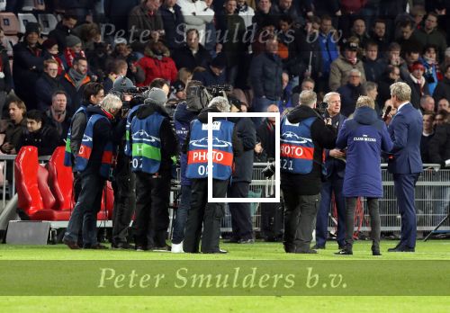 Eindhoven, 6 December 2016 Laatse groepswedstrijd in de Champions League Seizoen 2016/2017 PSV-FC Rostov, eindstand 0-0 en uitschakeling voor het gehele Europese Voetbal.
Willy v d Kuylen ontvangt uit handen van Marcel Brands een fotoboek
