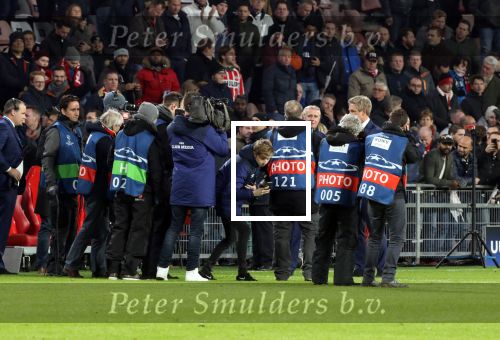 Eindhoven, 6 December 2016 Laatse groepswedstrijd in de Champions League Seizoen 2016/2017 PSV-FC Rostov, eindstand 0-0 en uitschakeling voor het gehele Europese Voetbal.
Willy v d Kuylen ontvangt uit handen van Marcel Brands een fotoboek