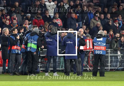 Eindhoven, 6 December 2016 Laatse groepswedstrijd in de Champions League Seizoen 2016/2017 PSV-FC Rostov, eindstand 0-0 en uitschakeling voor het gehele Europese Voetbal.
Willy v d Kuylen ontvangt uit handen van Marcel Brands een fotoboek