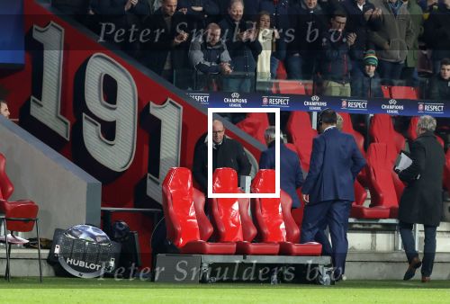Eindhoven, 6 December 2016 Laatse groepswedstrijd in de Champions League Seizoen 2016/2017 PSV-FC Rostov, eindstand 0-0 en uitschakeling voor het gehele Europese Voetbal.
Willy v d Kuylen ontvangt uit handen van Marcel Brands een fotoboek