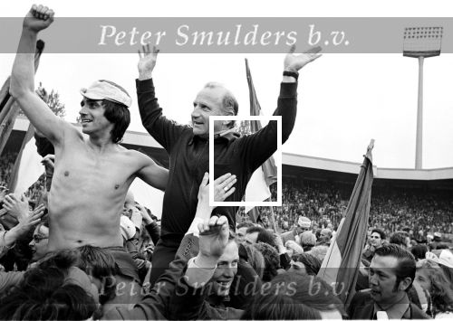 Eindhoven, 11 mei 1975
PSV Landskampioen, seizoen 1974/1975
Willy v d Kuylen en Kees Rijvers op de schouders bij reserve doelman Andre v Gerven.

PETER SMULDERS BV